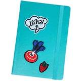 Aardbei Zomerkoninkje Fruit Strijk Embleem Patch samen met een why en dart strijk patch op de voorkant van een blauwe agenda