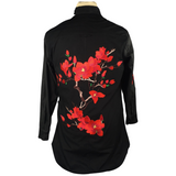 Magnolia Bloesem Bloemen Tak XXL Strijk Embleem Patch Rood op de rugzijde van een lange zwarte blouse