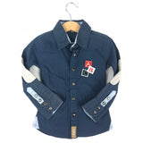 Donkerblauwe Kinder blouse met een speelgoed blokken patch met drie blokken waarop de letters A B en C