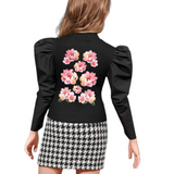 Wilde Roos Anemoon Pioen Bloem Full Color Strijk Applicatie op de achterzijde van een zwarte kleine blouse