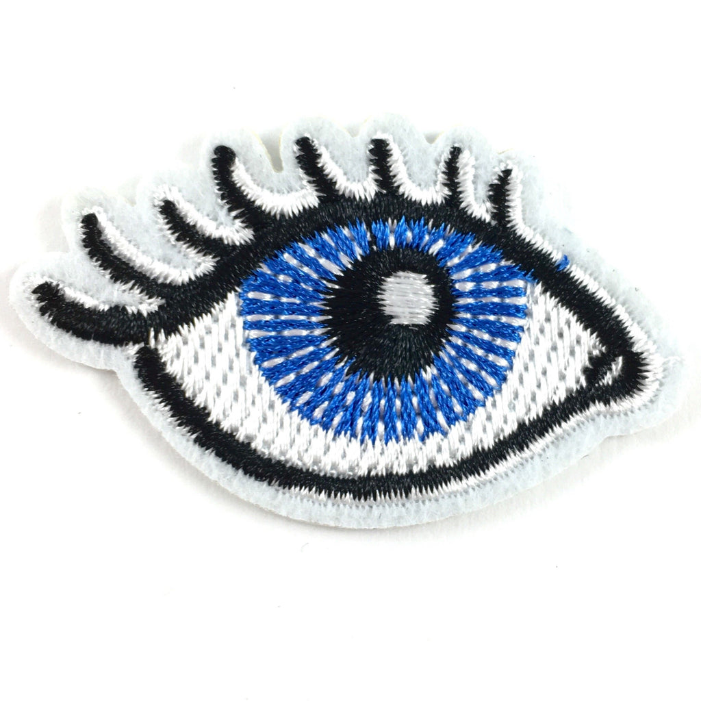 Oog patch met een blauwe iris en zwarte wimpers