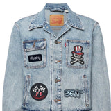 Skull Doodskop Hoofd USA Strijk Embleem Patch samen met een formulier 1 een beat en lucky strik patch op een spijkerjack