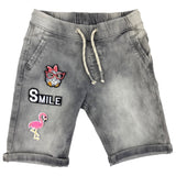 Flamingo Strijk Embleem Patch Licht Roze samen met een uiltje en smile strijk patch op een grijze korte broek