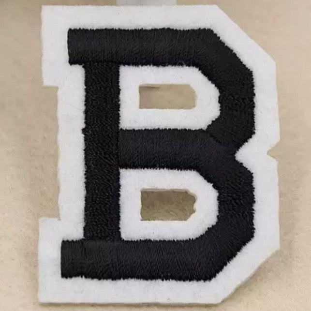 Zwarte Alfabet Letter B Met Witte Rand Strijk Patch