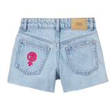 Girl Power Vuist Vrouwen Symbool Strijk Embleem Patch op de achterzak van een korte spijkerbroek