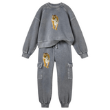 Twee maal de Tijger Indische Strijk Applicatie XL op een sweater en broek van een joggingpak