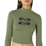 Draak Draken Chinees Dragon Strijk Embleem Patch Links samen met de rechter variant  op een groene longsleeve