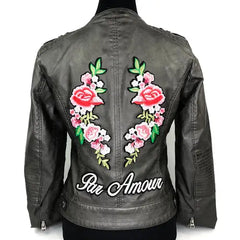 Gespiegelde Roze Bloemen patches en Tekst over Liefde op een Leren Jas (Patch inspiratie)