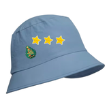 Kerst Kerstboom X-mas Tree Strijk Embleem Patch samen met drie kleine gele sterren op een lichtblauwe Bucket Hat