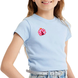 Lieveheersbeestje Roze Strijk Embleem Patch op een lichtblauw t-shirtje