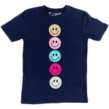 Smiley Emoji Strijk Embleem Patch Glitter Fuchsia Roze samen met de vier kleurvarianten op een donkerblauw t-shirtje