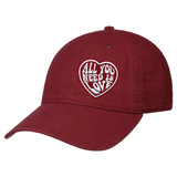 All You Need Is Love Hart Strijk Embleem Patch op een rode cap