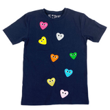 Hartje Met Oogjes Strijk Embleem Patch Donker Roze samen met 7 andere kleur varianten op een klein blauw t-shirtje