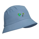 Palmboom Emaille Pin Zwarte Stam samen met een planeet aarde in de vorm van een hartje pin op een blauwe Bucket Hat