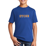 Het Woord Stoer Alfabet Letter Strijk Embleem Patch Oranje Wit op een blauw t-shirt