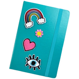 Regenboog Wolken Strijk Embleem Patch samen met drie andere strijk patches op de voorzijde van een blauwe agenda