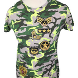 Military Camouflage Rangstrepen Embleem Strijk Patch samen met andere patches uit dezelfde serie op een t-shirtje met camouflage print