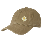 Madelief Bloemetje Strijk Embleem Patch Crème op een beige cap