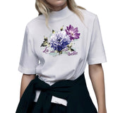 Bloem opstrijk applicatie met tekst La Vie Est Belle op een wit t-shirt