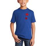 Ster Strijk Patch Rood Vijf Puntig Medium samen met een grotere variant op een blauw t-shirt