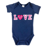 Hartje Met Oogjes Strijk Embleem Patch Baby Blauw samen met roze letter patches op een blauwe romper