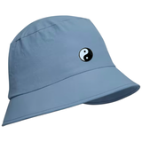 Yin Yang Balans Evenwicht Emaille Pin Large op een blauwe Bucket hat 