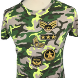 Rang Sterren Strijk Embleem Patch Camouflage samen met andere patches uit dezelfde serie op een t-shirt met camouflage print