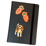 Twee maal de Wortel Peen Strijk Embleem Patch Oranje samen met een honden patch op de voorkant van een zwarte agenda