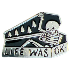 Grafkist Life Was OK Skelet Emaille Pin
