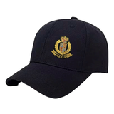 Fashion Strijk Embleem Patch Donker Goud op een donkerblauwe cap