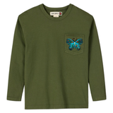 Vlinder Strijk Embleem Patch Artistiek Blauw op een groene longsleeve