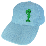 Alien Peace Sign Strijk Embleem Patch op een cap van spijkerstof