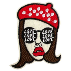 Vrouw Rode Baret Zonnebril Love Tekst Strijk Embleem Patch