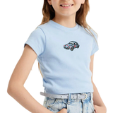 Kever Volkswagen Vintage New Beetle Auto Strijk Patch op een lichtblauw t-shirtje