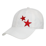 Ster Strijk Patch Rood Vijf Puntig Medium samen met een grotere variant op een witte cap