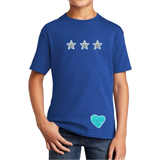 Hart Paillette Strijk Embleem Patch Blauw op een blauw t-shirt samen met drie zilverkleurige ster patches