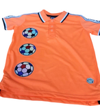 Drie maal de Voetbal Glitter Strijk Patch op een oranje shirt