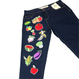 Avocado Strijk Embleem Patch samen met andere groente en fruit strijk patches op een spijkerbroek