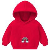 Regenboog Wolken Strijk Embleem Patch op een rode kleine hoodie