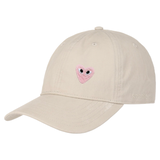 Hartje Met Oogjes Strijk Embleem Patch Licht Roze op een ecru cap