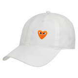 Oranje Hartje Met Oogjes Strijk Embleem Patch op een witte cap