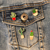 Cactus Woestijn Plant Emaille Pin samen met drie andere cactus emaille pins