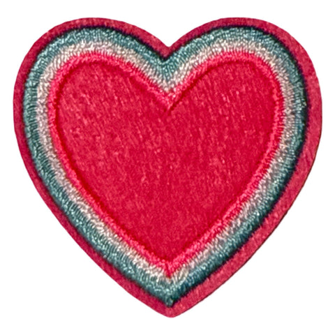 Geborduurde hart strijkpatch met liefdevol ontwerp