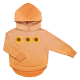 Drie maal de Zonnebloem strijk Patch Embleem op een oranje kleine hoodie