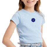 Madelief Bloemetje Strijk Embleem Patch Kobalt Blauw op een lichtblauw t-shirtje