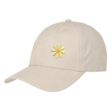 Madelief Bloemetje Strijk Embleem Patch Licht Beige op een beige cap