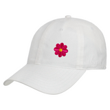 Madelief Bloemetje Strijk Embleem Patch Fuchsia Roze op een witte cap