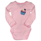 Cupcake Gebakje Taartje Strijk Embleem Patch op een roze baby romper