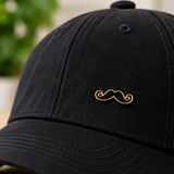 Snor Krulsnor Moustache Emaille Pin op een zwarte cap