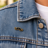 Snor Krulsnor Moustache Emaille Pin op de kraag van een spijkerjasje